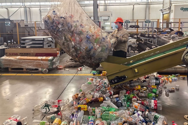 ¿Cómo Afrontar los Retos del Reciclaje de Botellas de PET en Verano?