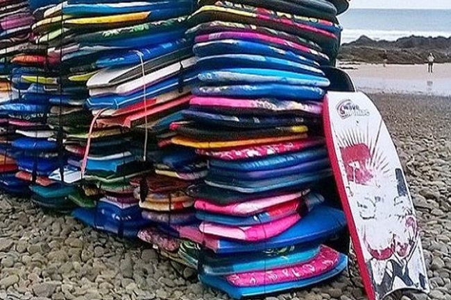 Reciclaje de Telgopor para Proteger el Océano: Recogida de Tablas de Surf de Espuma en la Playa