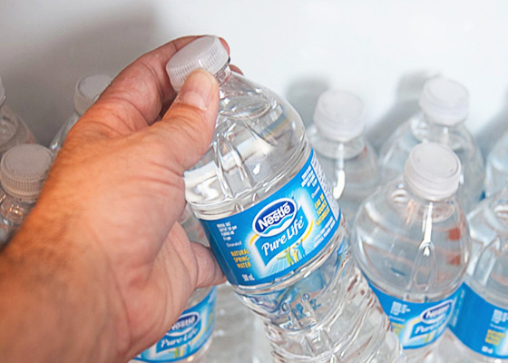 Botellas de agua PET defectuosas